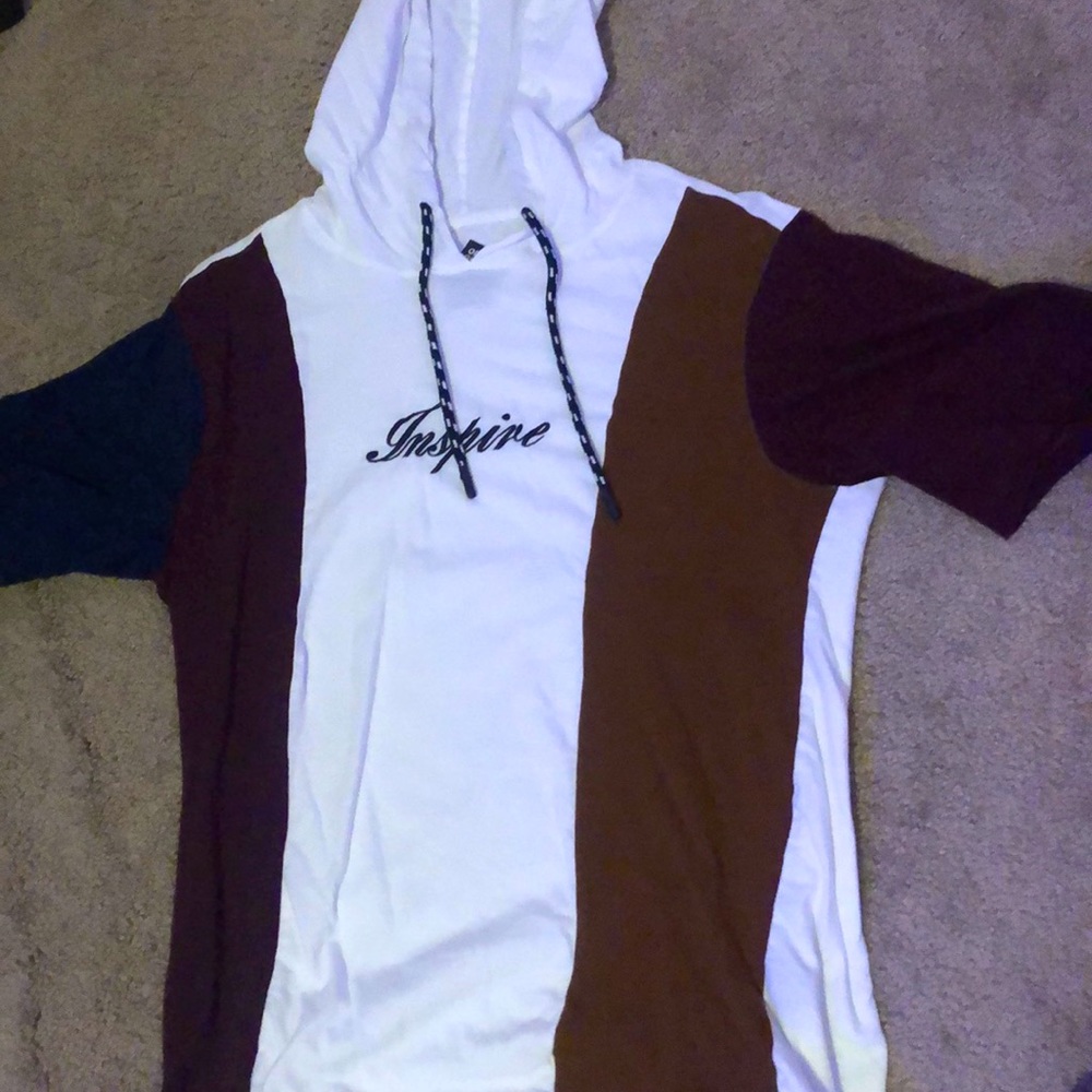 A shirt with a hoodie, strings in hood, colors:brown,burgundy, white, black